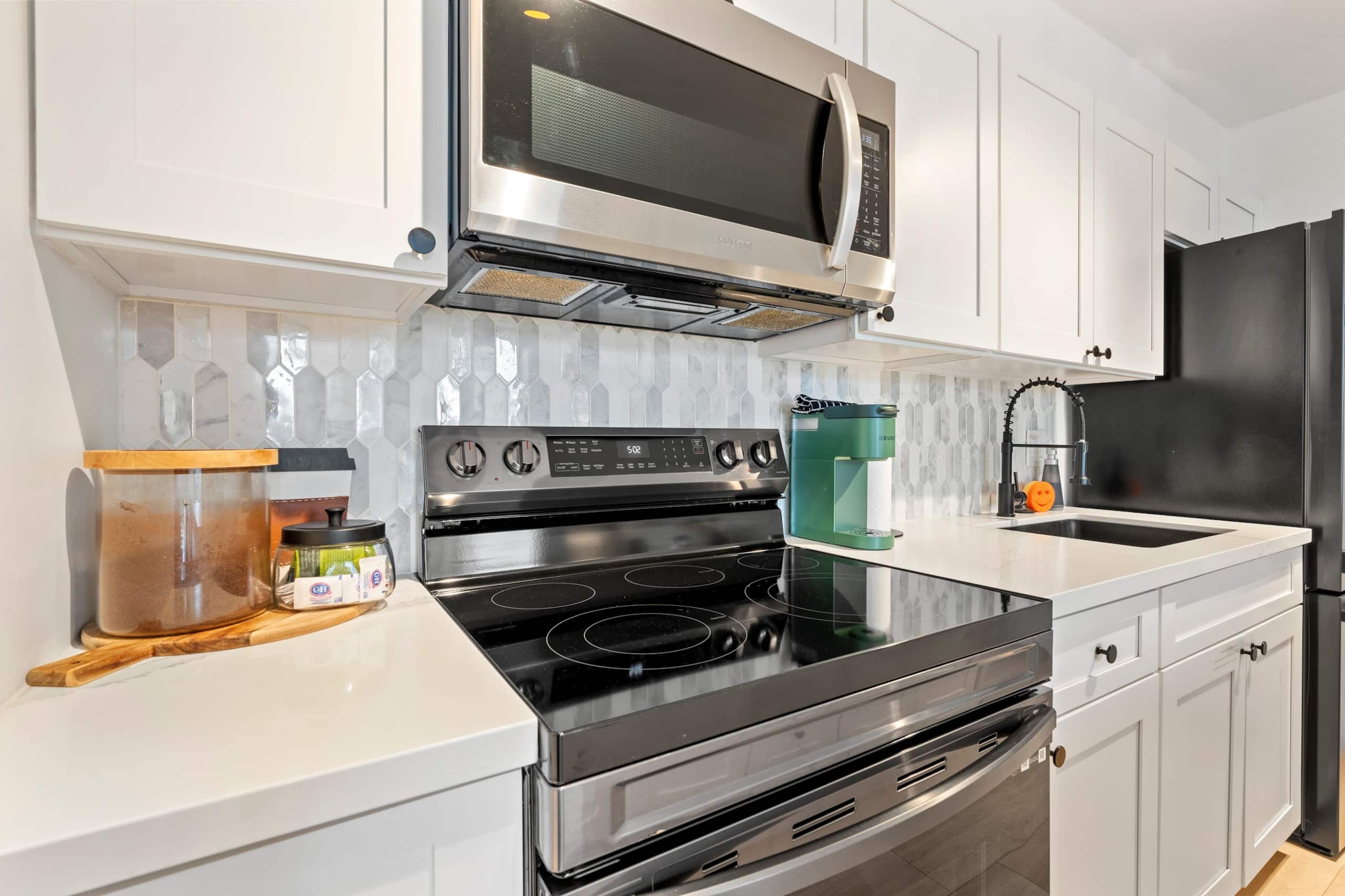 Condo in Honolulu · ★4.97 · 1 bedroom · 3 beds · 1 private bath - Image 15