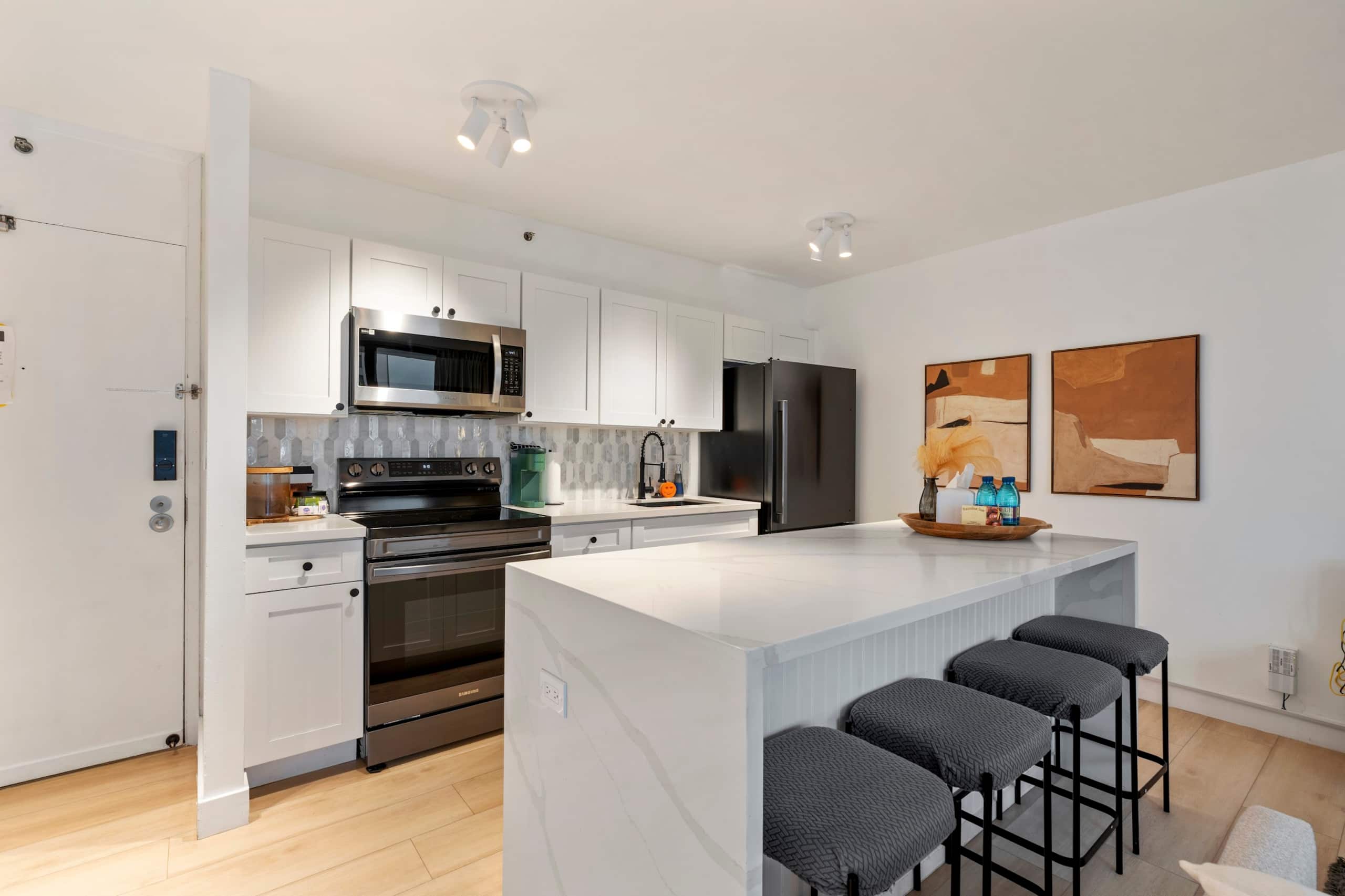Condo in Honolulu · ★4.97 · 1 bedroom · 3 beds · 1 private bath - Image 14