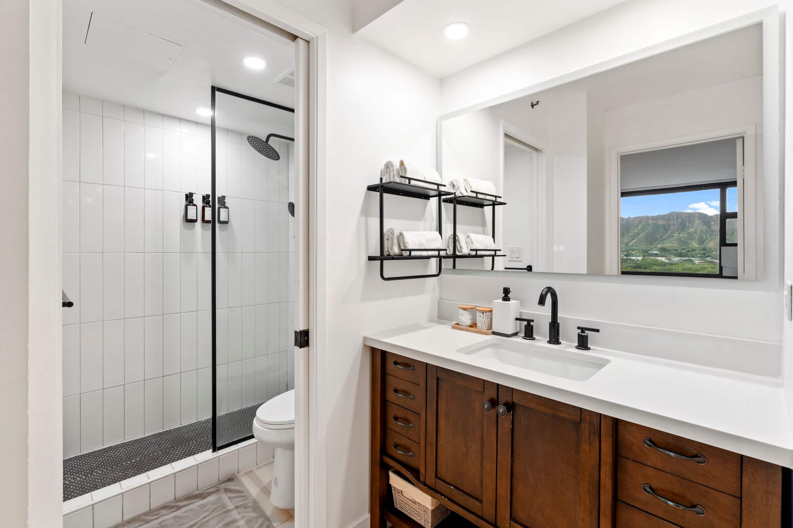 Condo in Honolulu · ★4.97 · 1 bedroom · 3 beds · 1 private bath - Image 33