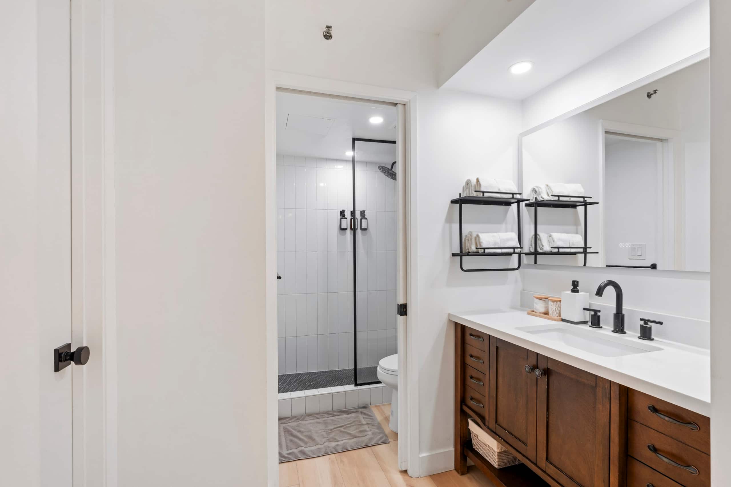 Condo in Honolulu · ★4.97 · 1 bedroom · 3 beds · 1 private bath - Image 36