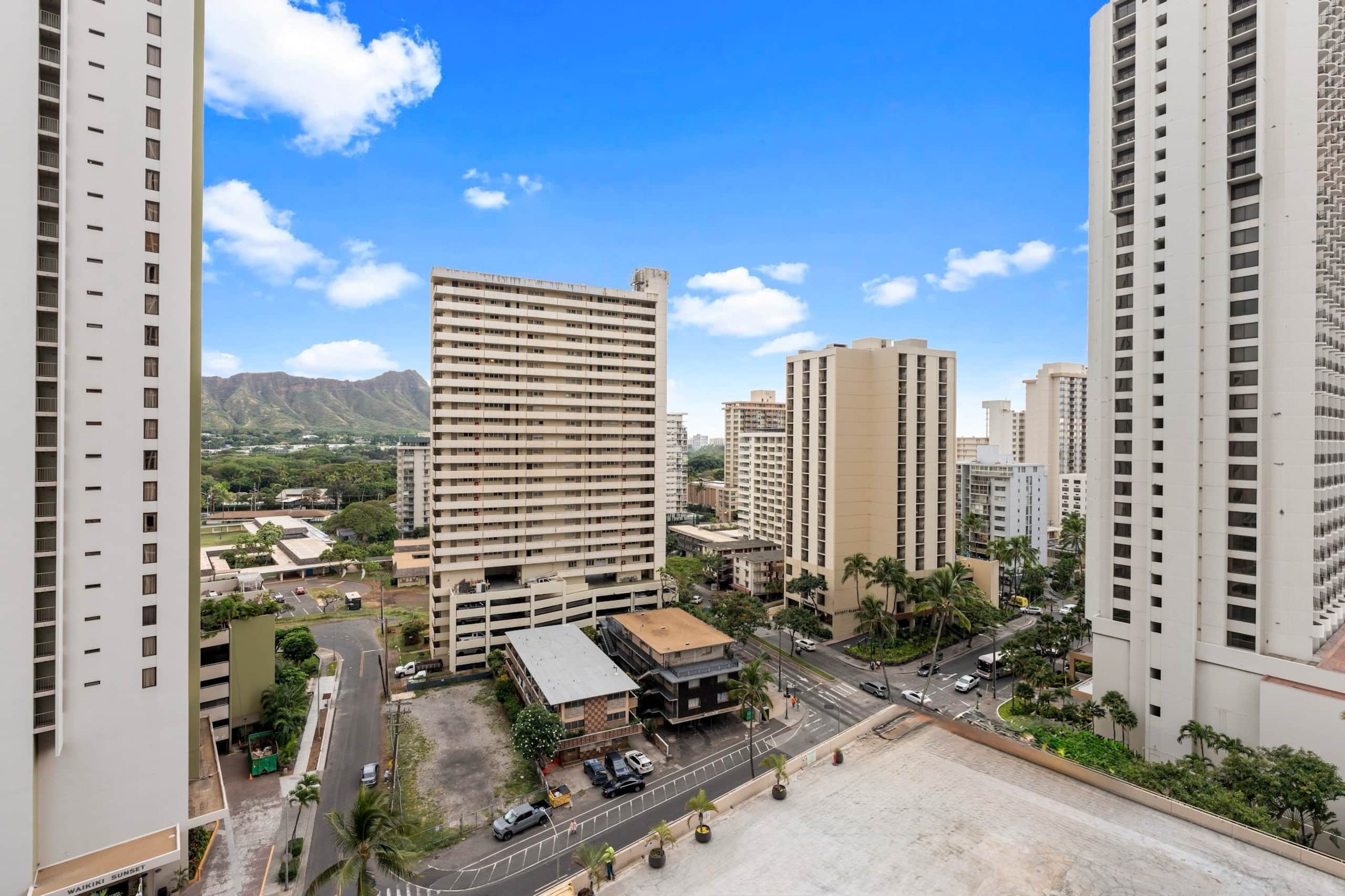 Condo in Honolulu · ★4.97 · 1 bedroom · 3 beds · 1 private bath - Image 41
