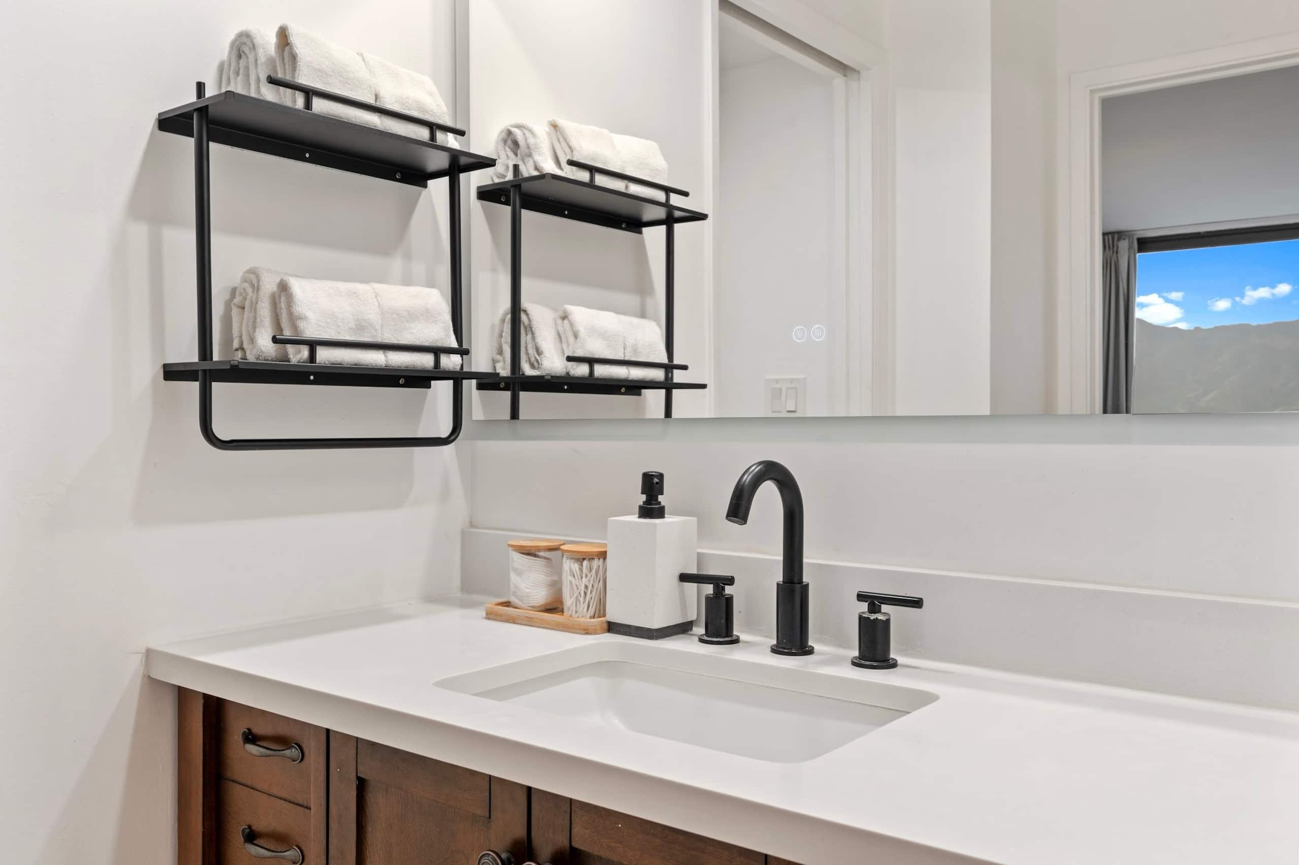 Condo in Honolulu · ★4.97 · 1 bedroom · 3 beds · 1 private bath - Image 37