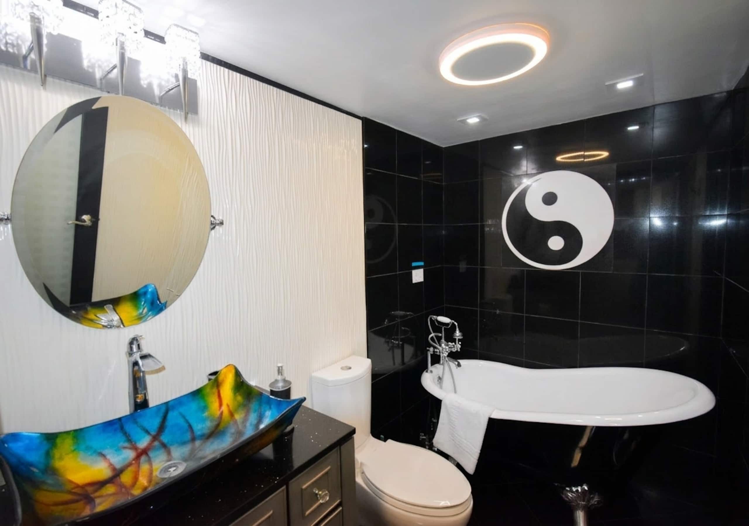 Place to stay in Honolulu · ★4.83 · 2 bedrooms · 4 beds · 2 private baths - Image 4