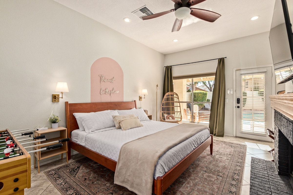 Kingsize slaapkamer met smart-tv en tafelvoetbal met groot raam met uitzicht op het zwembad!