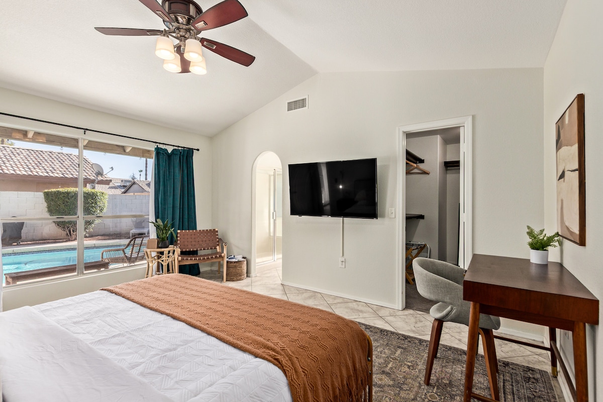 Grote slaapkamer met kingsize bed, kantoorruimte, smart-tv, grote kast en volledig bad met groot raam met uitzicht op het zwembad!