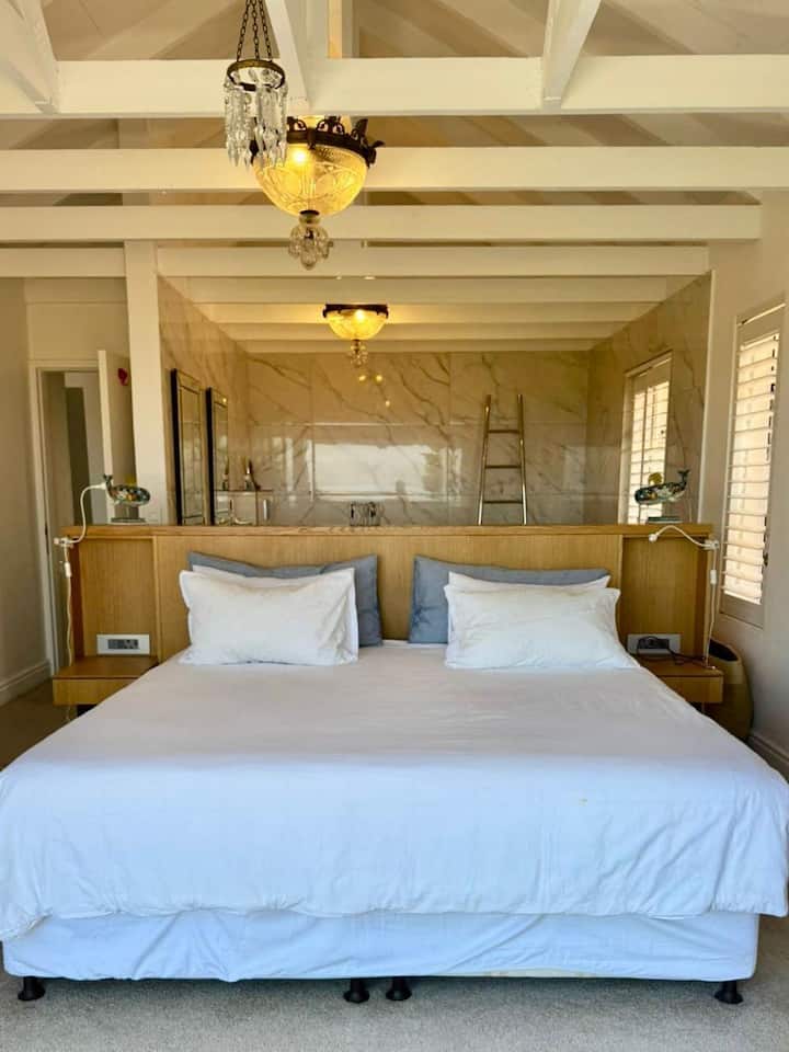 ห้องนอนใหญ่ชั้นบนพร้อมวิวทะเลโดยตรง เปิดออกไปที่ชานบ้านและระเบียงชั้นบน ห้องน้ำในตัวพร้อมโต๊ะเครื่องแป้งคู่พร้อมอ่างอาบน้ำ 