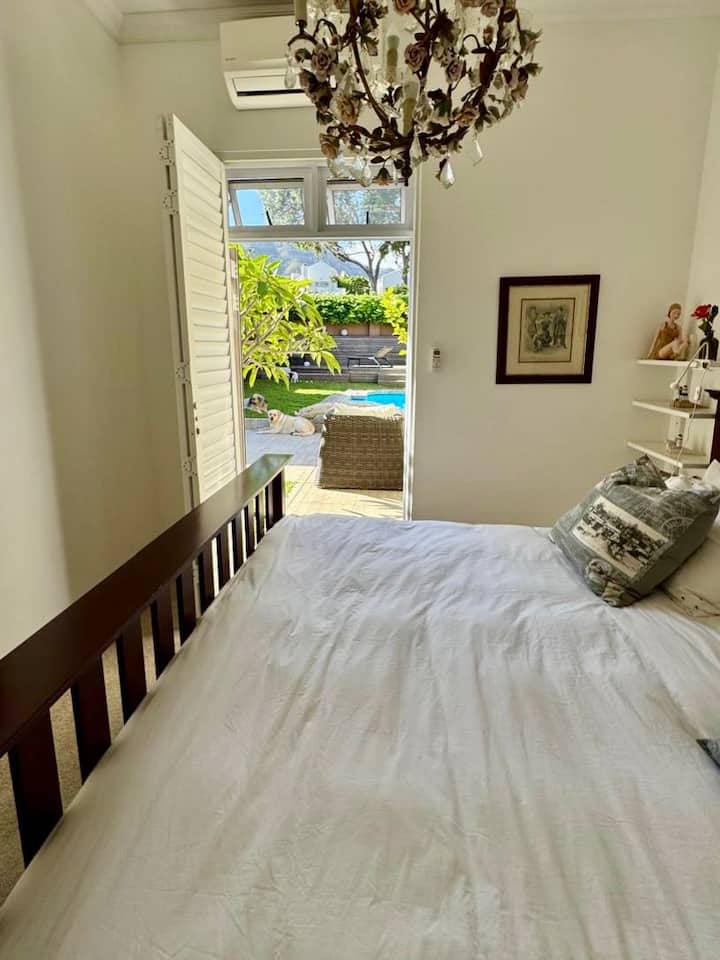 ห้องนอนที่ 3 ชั้นล่างเข้าถึงสวนและพื้นที่สระว่ายน้ำได้โดยตรง 