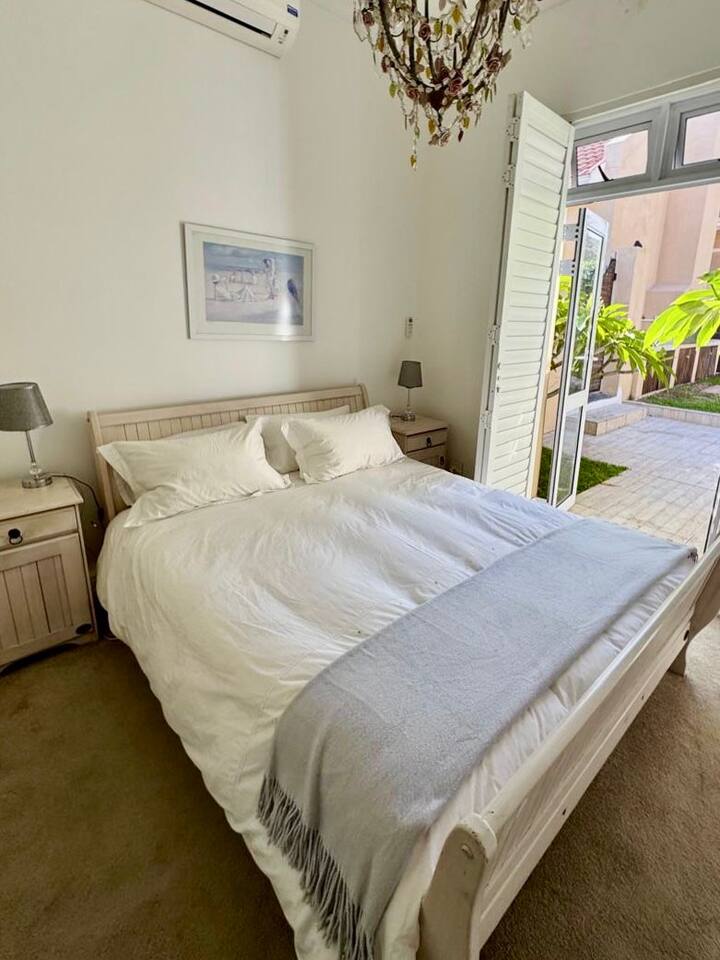 ห้องนอนที่สองชั้นล่างมีทางเข้าสวนและพื้นที่สระว่ายน้ำโดยตรง 