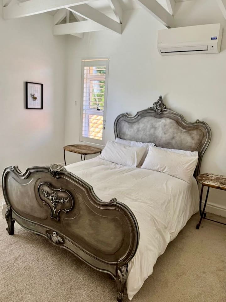 ห้องนอนที่สองชั้นบนมีห้องน้ำในตัวและระเบียงส่วนตัว 