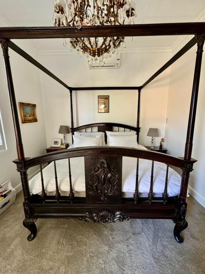 ห้องนอนหลักชั้นล่างมีห้องน้ำโต๊ะเครื่องแป้ง 2 ชั้นและเข้าถึงพื้นที่นอกชาน 