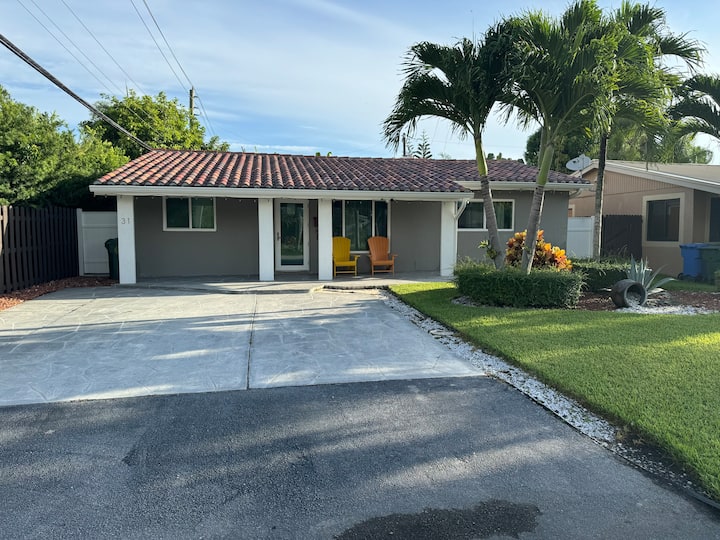 Cozy 3-bed/3-bath The Beach House. - Fort Lauderdale, FL