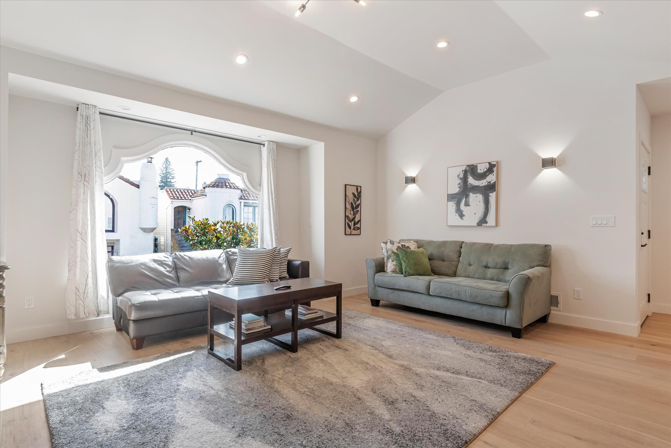 Home in San Francisco · ★4.96 · 3 bedrooms · 4 beds · 2 baths - Image 2