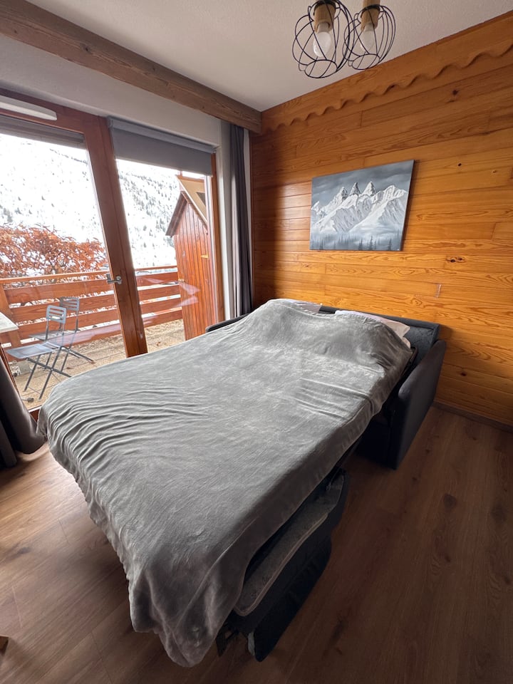Cómodo sofá cama con colchón de verdad, fácil y rápido de desplegar.