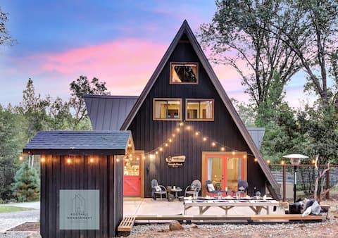 Scenic A-frame retreat, hot tub, treehouse & more!