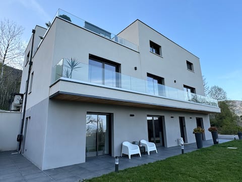 Les Hutins, cocoon with view of Mont Blanc, forest, Geneva
