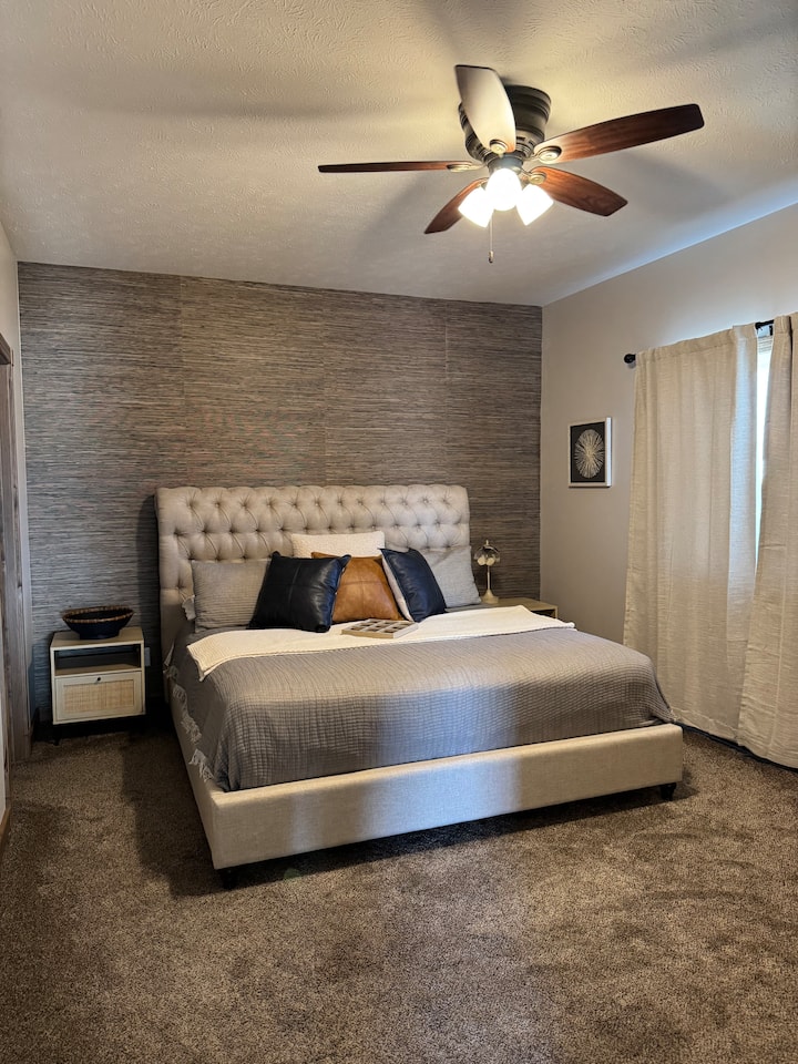 Голямо двойно легло  в основната спалня с дрешник.