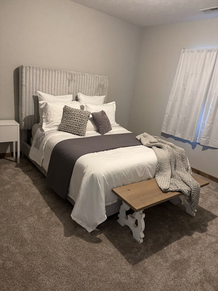 Спалня с двойно легло, самостоятелна баня на няколко крачки.