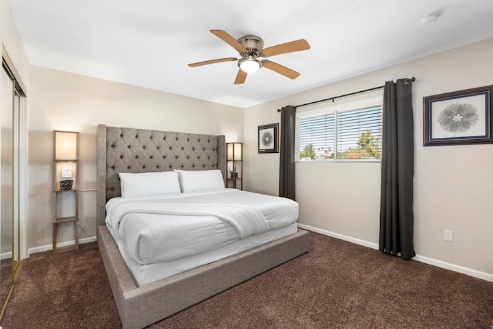 主套房2（套房）–时尚的楼上套房，配有一张加大双人床、智能电视和步入式淋浴间。 享受通往后院泳池区域的私人门，非常适合在水边享受清爽的浸泡或宁静的早晨。