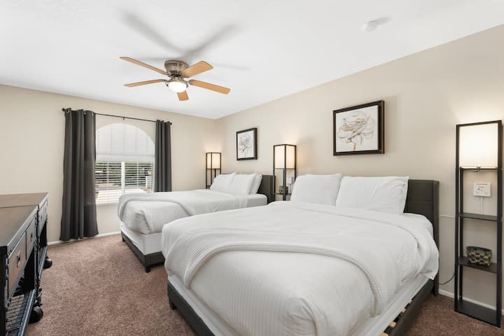 卧室4 –宽敞的楼上第二间卧室，配备2张标准双人床、单人衣柜、双梳妆台、智能电视和走廊对面的共用卫生间。 非常适合家庭或团体入住。