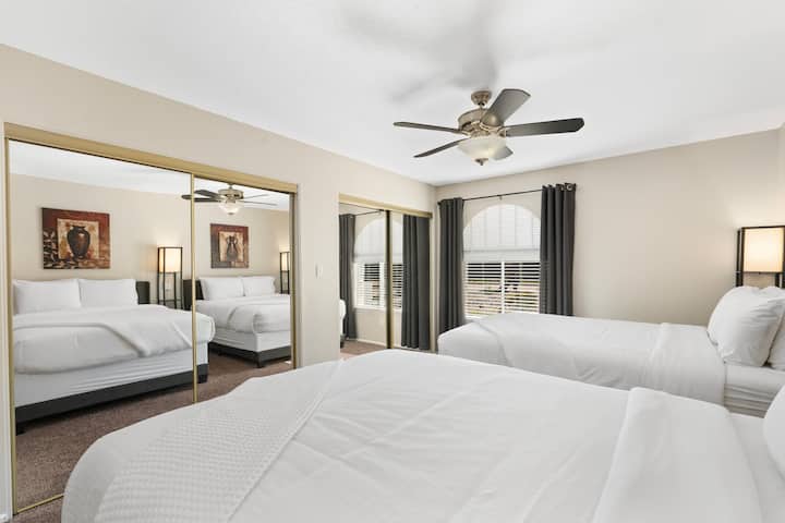 卧室3 –宽敞的二楼卧室，配备2张标准双人床、双人衣柜和穿过走廊即可到达的共用卫生间。 非常适合寻求舒适和便利的家庭或团体入住。