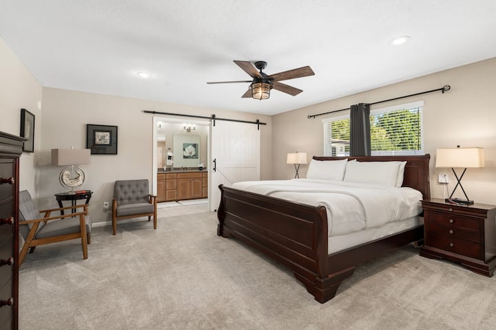 主套房1（套房）–宽敞明亮，配有特大号床、起居区、智能电视、步入式衣橱和水疗式浴缸，配有步入式淋浴间、步入式浸泡浴缸和双盥洗台。