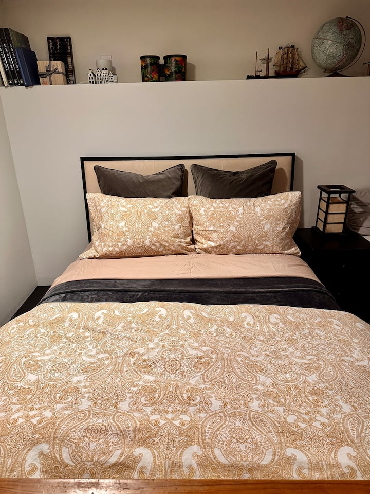 Cama tamaño grande en el sótano. 