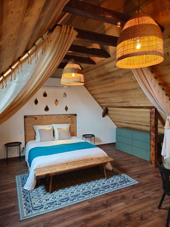 Საძინებელი კეთილმოწყობილი კომფორტული ორადგილიანი საწოლით 160 × 200 და ღიაა მისაღები ოთახისთვის