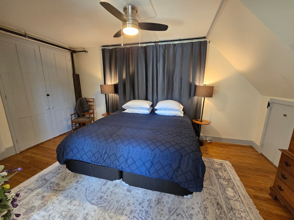 Novi bračni krevet (1,8x2).  Zavjesa je pozadina kreveta.   