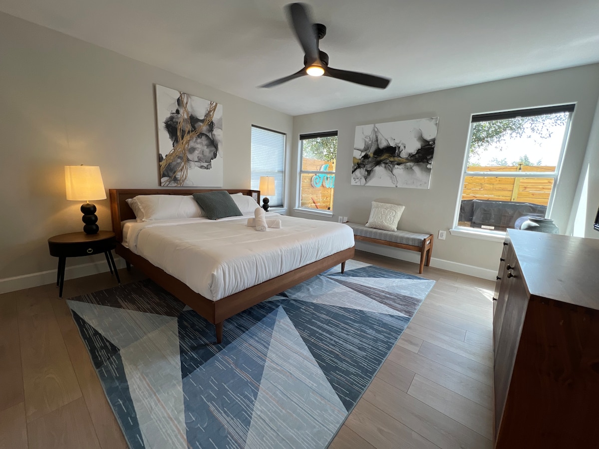 El dormitorio principal está en el primer piso y cuenta con una cama tamaño king, sala de estar, TV de 65pulgadas con Chromecast y dos ventanas con vistas a la terraza. Las puertas del granero conducen a un baño privado y un armario con una ducha increíble que todos querrán usar.