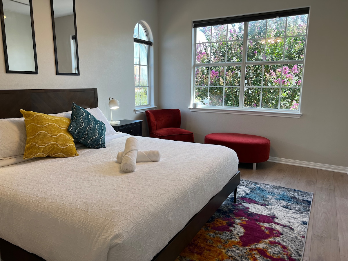 La “habitación roja” tiene una amplia zona de estar rodeada de ventanas que muestran pintorescas vistas de nuestro hermoso árbol de mirto, así como de las casas únicas de nuestro vecindario. Coge tu libro favorito y ponte cómodo en esta codiciada habitación.