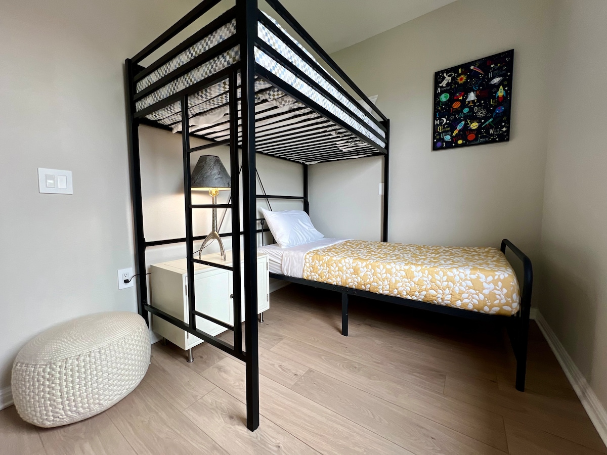 Nuestra “Habitación para niños” es perfecta para los más pequeños con dos camas individuales en una configuración de literas, un televisor para que puedan ver sus programas favoritos en su propio espacio y una mesita de noche que funciona como cómoda para guardar la ropa.