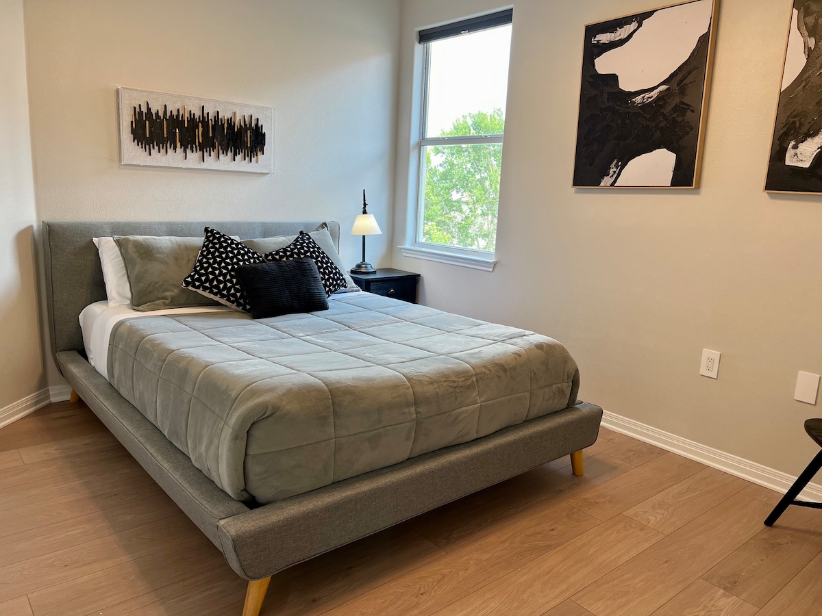 La “habitación en blanco y negro” cuenta con una cama de plataforma queen y un armario para guardar tu ropa.