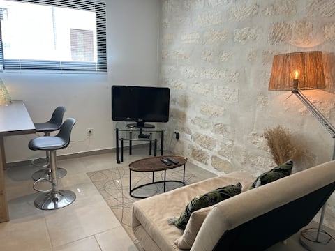 Popular Airbnb listing: avocette, pretty cozy nest, quiet next to ramparts in Aigues Mortes