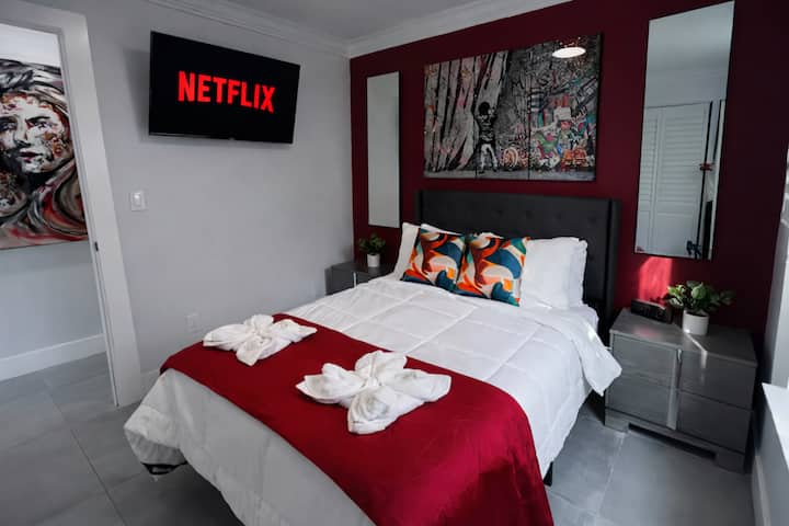 SPAVAĆA SOBA 2: 1 BRAČNI KREVET

Bedroom 2, our Hip-Hop Legends Room, offers a double bed, smart TV, and full closet. Vaš smještaj uključuje jednostavan pristup kupaonici s WC-om preko puta. Doživite udobnost uz dašak legendarnog stila.