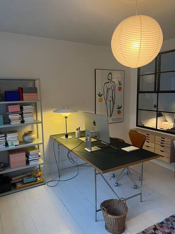 Modernised central townhouse, balcony and garden gallery image 5