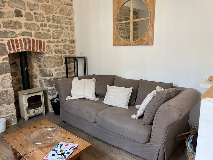 Obývačka so sporákom na drevo, vankúšmi, prehozmi...