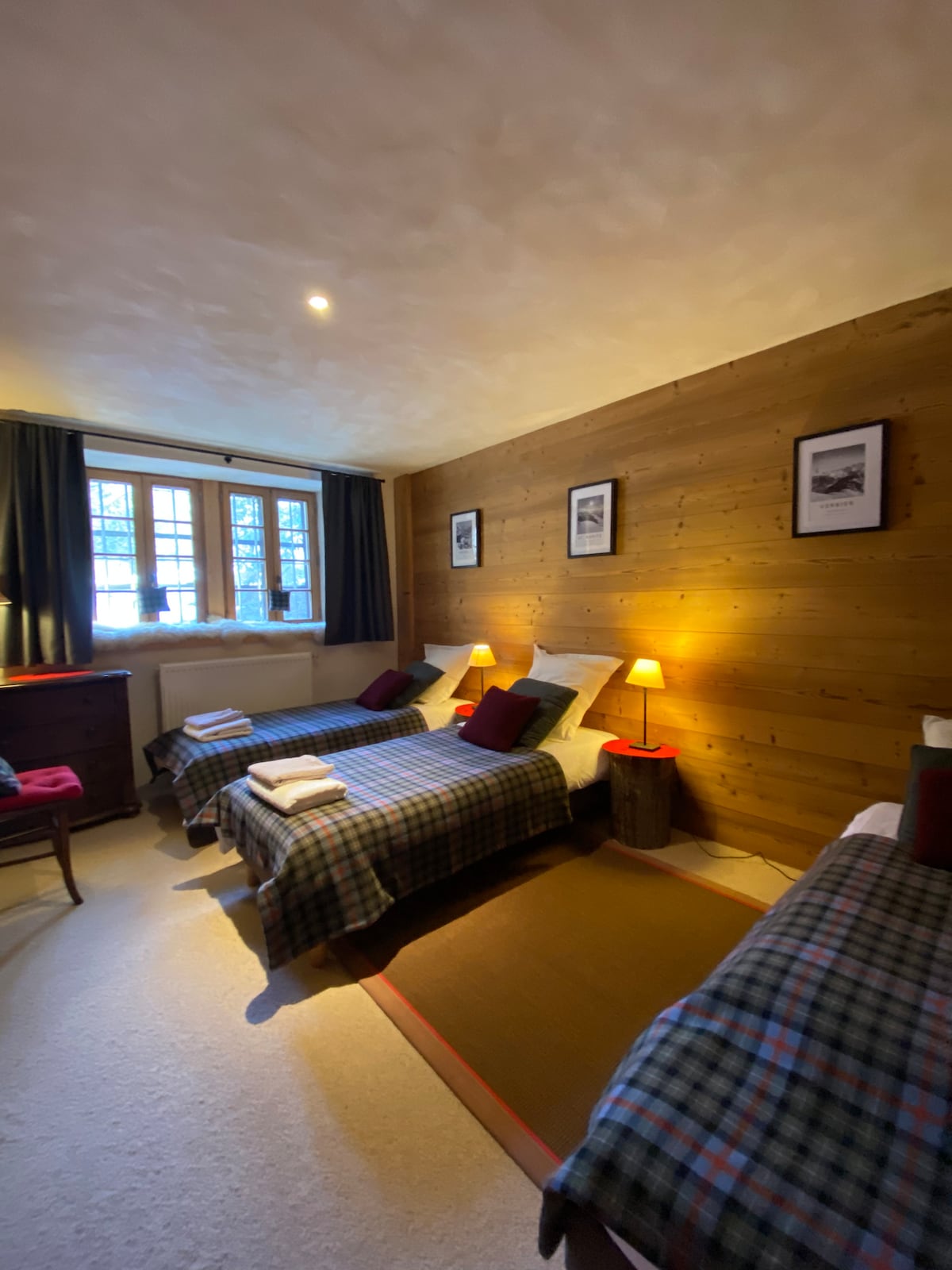 卧室配备3张单人床，可按需拼在一起，变成一张标准双人床+ 1张单人床 

所有床都配有羽绒被