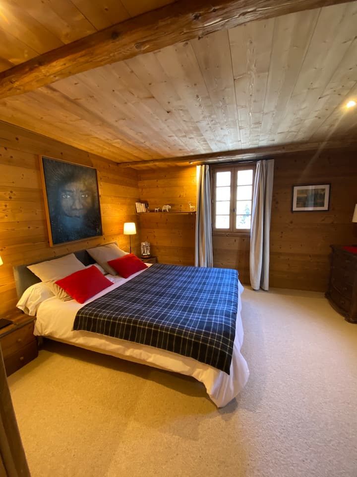 غرفة النوم الرئيسية مستقلة عن غرف النوم الأخرى، وتحتوي على حمام خاص بها مع حمام.
سرير بحجم كبير