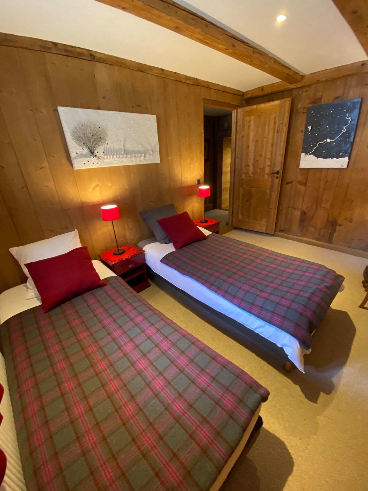 2张90张床，可按需组合成一张加大双人床 

床上用品配有羽绒被