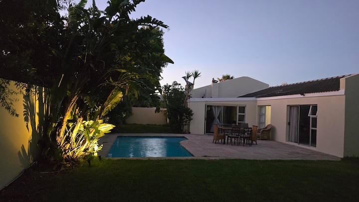 Elegant 3br Oasis W/ Pool + Near Lagoon & Beaches - Parklands