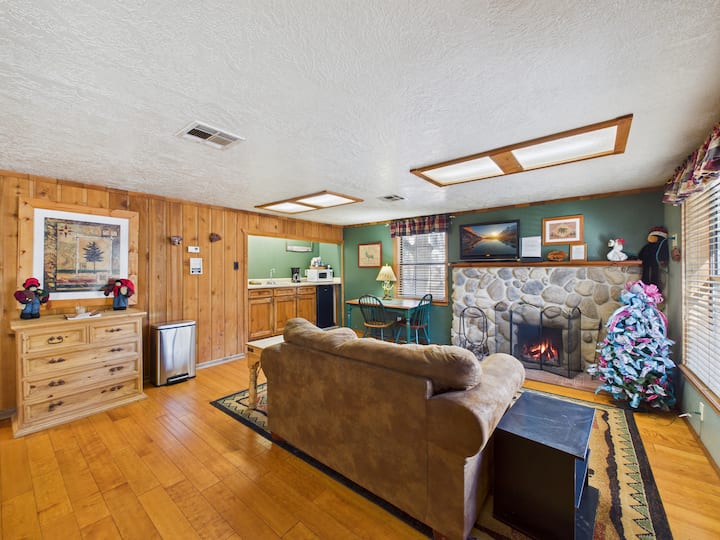 Cherry Tree - Whirlpool Studio @ Whis. Pine Cabins - Ruidoso, NM
