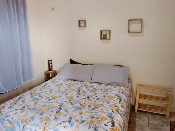 Caponga Beach Room (ห้องสวีท) กล่องควีนคามาบ็อกซ์ที่สะดวกสบายโคมไฟผ้าม่านและโต๊ะโน้ตบุ๊คช่วยให้ผู้เข้าพักผ่อนคลายได้อย่างเป็นส่วนตัว