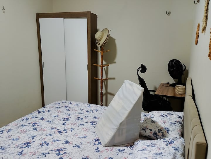 Águas Belas Beach Room. เตียงควีนไซส์ยูโรโซโนที่สะดวกสบายสุดๆติดกับห้องน้ำเพื่อสังคม มีม่านทึบแสงสำหรับผู้ที่ชอบนอนในที่มืด ในห้องนี้มีโฮมออฟฟิศ