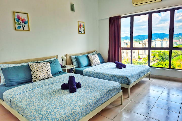 Chumba kikuu cha kulala chenye vitanda viwili vya ukubwa wa Queen - Pia tunatoa vitanda viwili vya mtu mmoja vinavyoweza kukunjwa. Zinaweza kupangwa kwa urahisi sebuleni na moja katika chumba kikuu cha kulala, ikitoa urahisi wa kubadilika na urahisi kwa ajili ya mipangilio ya kulala kwa wageni wa ziada.