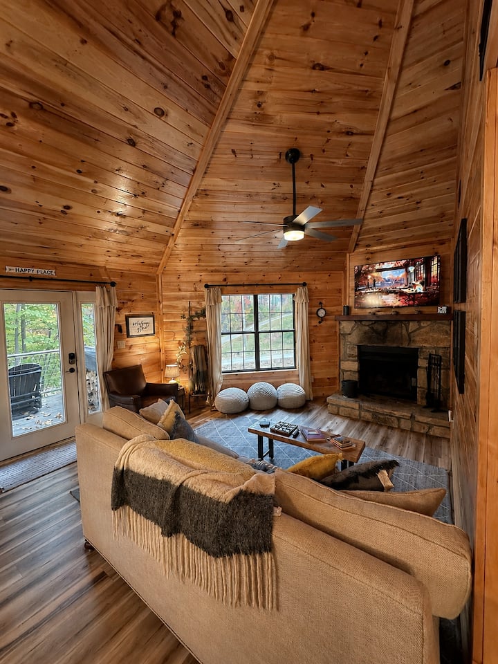 Cozy Cabin W/ Hot Tub, Nestled In The Woods - Conveniently Minutes From Downtown - Gatlinburg, TN