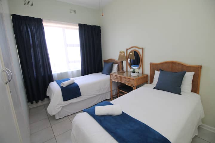 La Córcega 17 -  Este dúplex de tres dormitorios se encuentra en un complejo frente a la playa en Uvongo. El segundo dormitorio tiene dos camas individuales y tiene sábanas de algodón para tu comodidad. Gran destino de vacaciones.