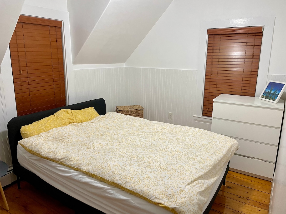 Спална соба 1 брачен кревет (широк 150 – 179 см)