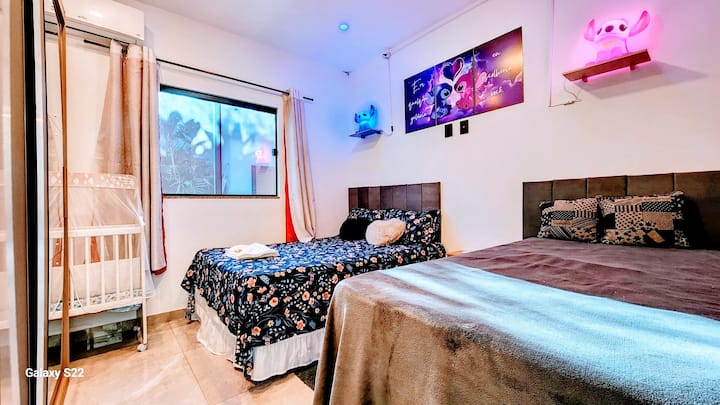 ห้อง (2) พร้อมเครื่องปรับอากาศ (ผ้าปูที่นอนอาจแตกต่างกัน) 
ในห้องนี้เรามีเตียงคู่ 1 หลัง เตียงเดี่ยว 2 หลัง 
มีผ้าปูที่นอนและผ้าขนหนูให้ 
เรามีเตียงเด็กอ่อน ซึ่งสามารถวางไว้ในห้องใดก็ได้ เรารองรับได้ 9 คน 