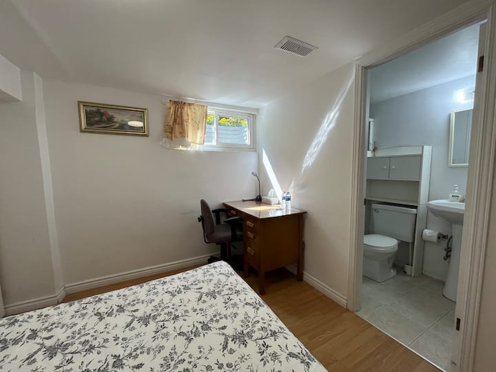 Elegant Bedroom & Attached Bathroom, In Basement - 萬錦