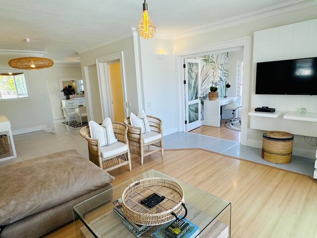 3 Bedroom Townhouse with Pool in Camps Bay gallery image 2